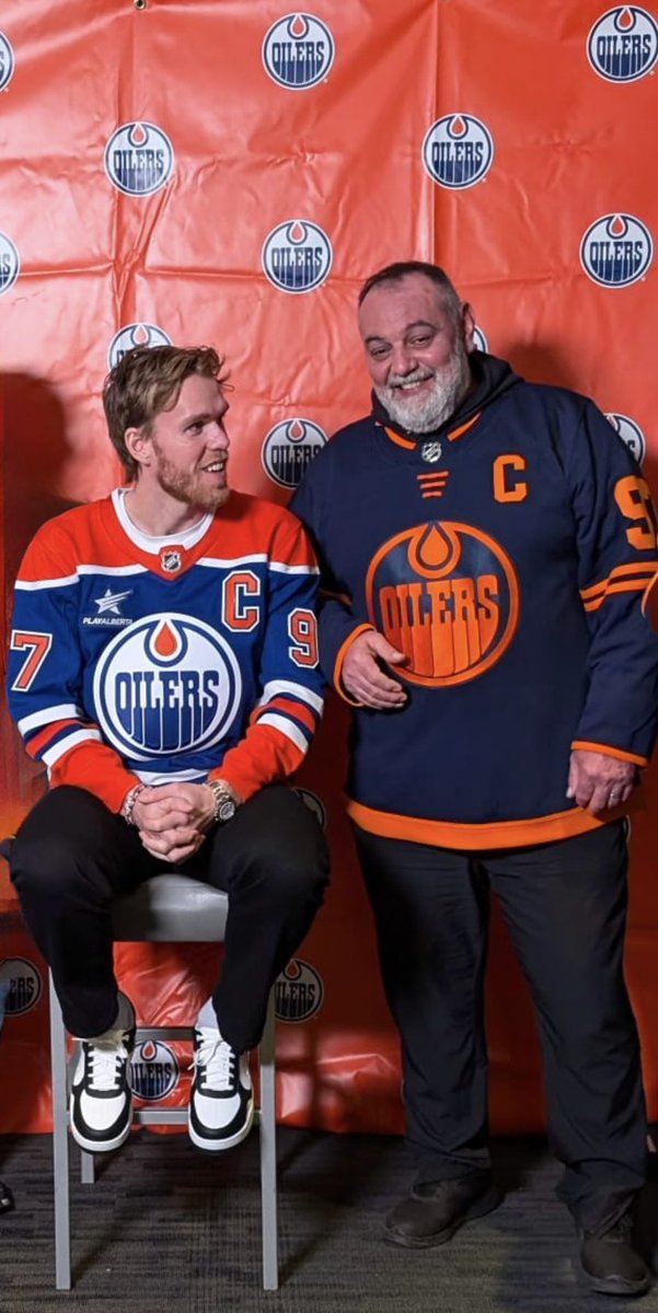 PitaBake's tweet image. Finally met #captaincousinconnor @cmcdavid97 and it was a lot of fun, but forgot to tell him he’s always welcome to come and eat. He’s family. No, really, he’s family.

#LetsGoOilers
#captainconnor
#cousins 
#i8pitabake
#hesfamily
#family
#mcdavidscores