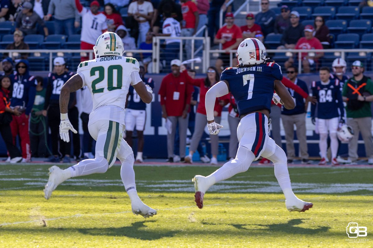 Florida Atlantic University vs Charlotte football game #football #gameday #faufootball #peachybrassstudios #photographer #sportsphotographer #sportsphotography