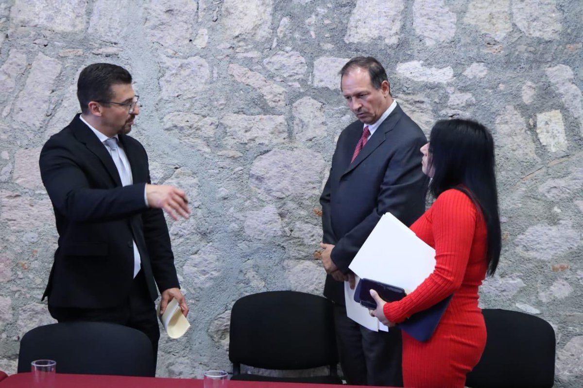 La Comisión de Industria, Comercio y Servicio, integrada por los y la diputada David Martínez Gowman, presidente; Antonio Salvador Mendoza Torres y Ana Vanesa Caratachea Sánchez, integrantes, sesionó para darle continuidad a la agenda de trabajo.

#76LegislaturaDeMichoacán