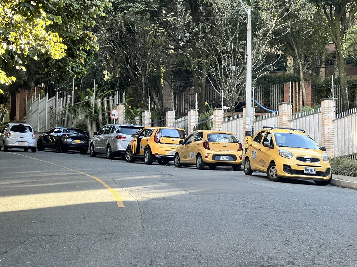 masariky's tweet photo. @sttmed pudieran ayudarnos con este problema diario Carrera 35 a 5a  Poblado  sector edificios Catay https://t.co/lYSVIU3dpx
