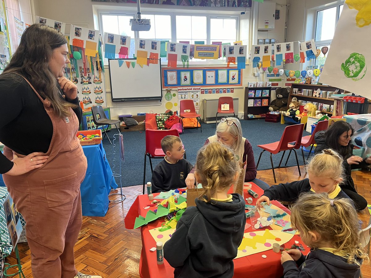 YsgolNefyn's tweet photo. Diolch Eleri, Mared a Sian am ddod at Blwyddyn 1 heddiw i gynnal sesiwn stori a chrefft. Pawb wedi mwynhau yn fawr iawn📚👩‍🎨
@LlyfrGwyneddLib @CyngorGwynedd https://t.co/9JjxGmApkR