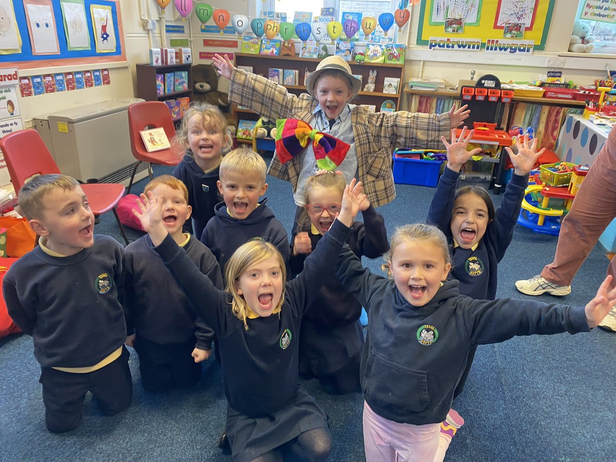 YsgolNefyn's tweet photo. Diolch Eleri, Mared a Sian am ddod at Blwyddyn 1 heddiw i gynnal sesiwn stori a chrefft. Pawb wedi mwynhau yn fawr iawn📚👩‍🎨
@LlyfrGwyneddLib @CyngorGwynedd https://t.co/9JjxGmApkR