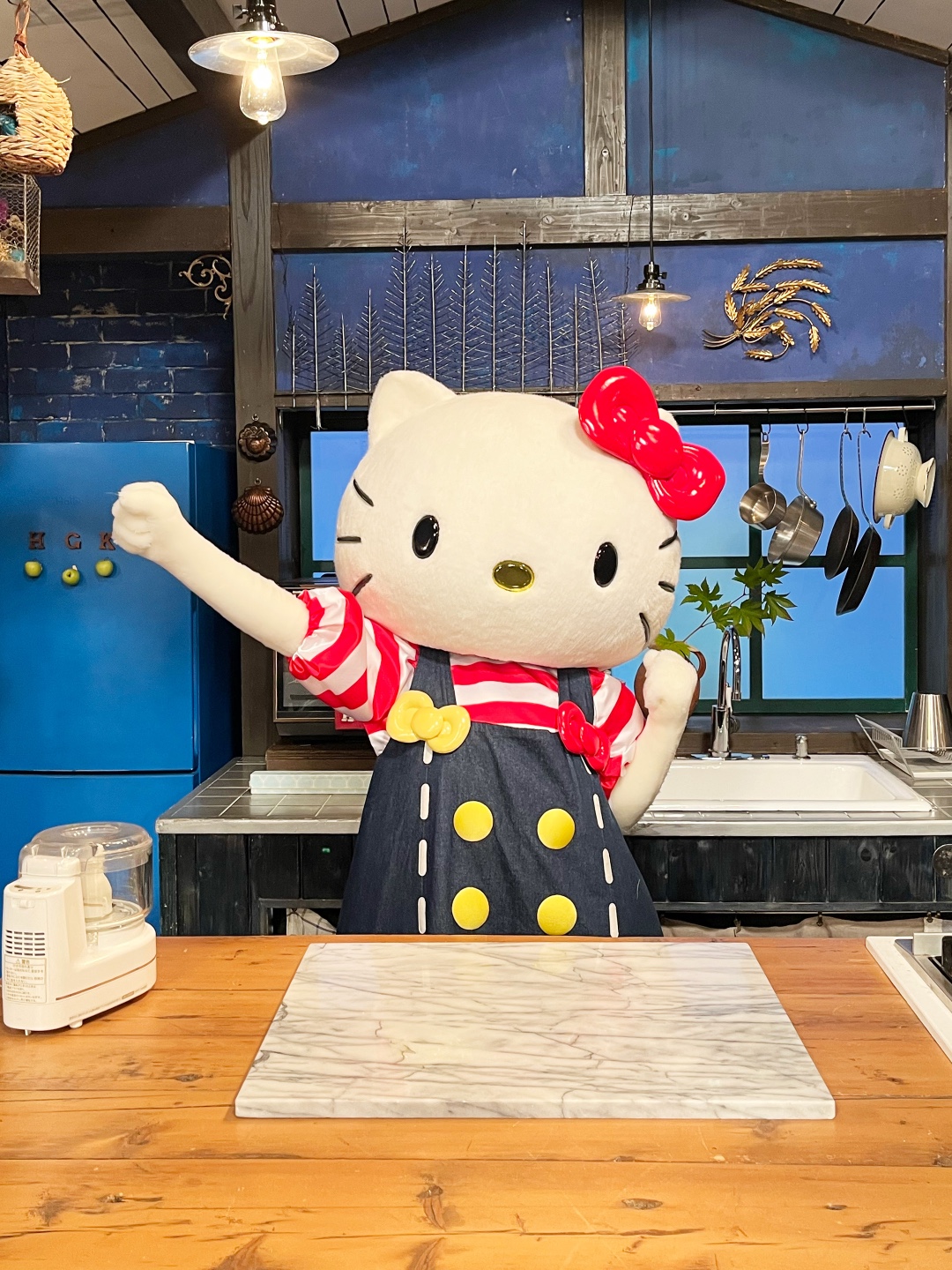 ハローキティ♡アップル型テレビ サンリオ ハローキティ アップル型 液晶テレビ - メルカリ