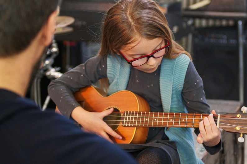 🎶 Work from my thesis shows music education can boost kids' brainpower! Playing an instrument improves focus and impulse control, helping cognitive development. Time to make music a priority in schools! 🧠🎸 Learn more: tinyurl.com/musbrakid2024
