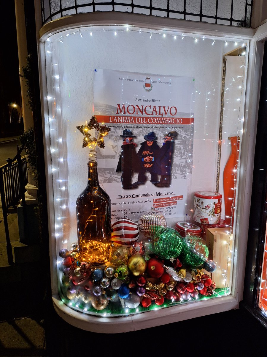 The Christmas decorations are on display, and this year they have a taste of Moncalvo.😆😋🍾🥂🍷🍴