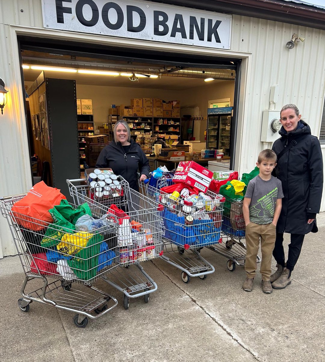 Wilfred_McIntee's tweet photo. CONGRATULATIONS to Shawna Fischer &amp; the WOMB on their successful Photos with Santa event!! 

Over 175 photos + a whopping 360lbs of food donations = SUCCESS!

Photo: Shawna Fischer, Jessica &amp; Zealand Connor dropping of the incredible donations to the Walkerton food bank. https://t.co/FOIZroTehF