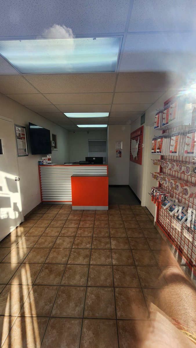 RobertoSilvers1's tweet photo. Always an issue NO STAFF AND ITS ONLY 4PM, Been waiting since 3:30pm. Why have stuff if they are never here @PublicStorage 1905 Ne 146st https://t.co/Kg8sE1bAoI