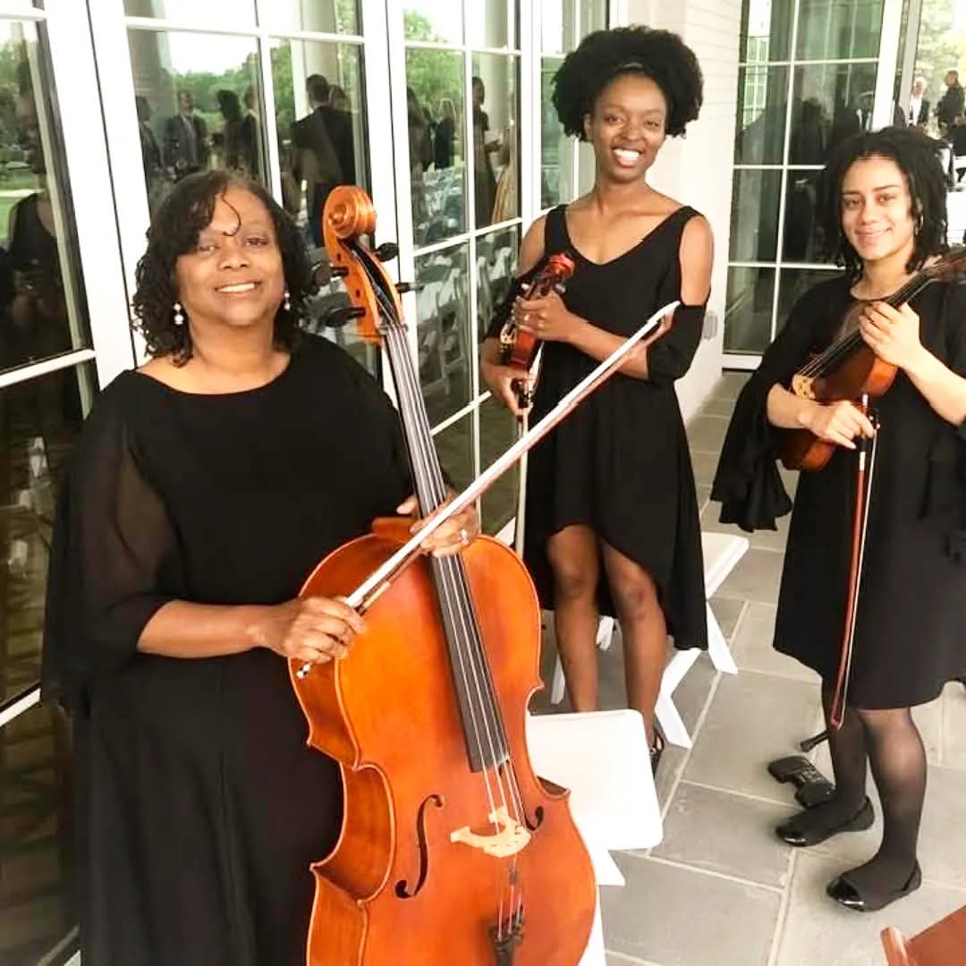 AquilMizan's tweet photo. Happy Birth Anniversary to #cellist https://t.co/L82tjgtmfn!
In the video @ThatCelloGuy15 is playing #HappyBirthday!
#strings #blackgirlsrock #cello #classicallyblack #cellists #blackcellist #cellista #SharonWellingtonWilkins #blackgirlmagic #cellogirl
#philly #violoncello https://t.co/BApK8ujsv7