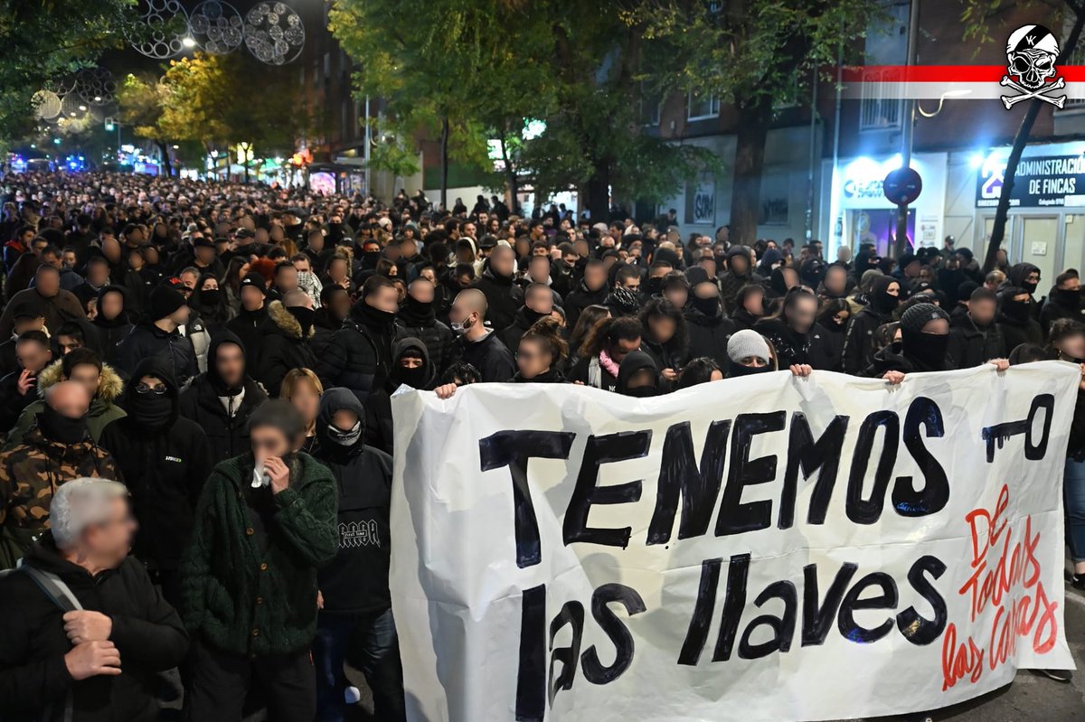 bukaneros92's tweet photo. Vallekas contra la especulación, la gentrificación y los políticos que las sustentan.

Vallekas por los espacios comunes, peleando, tomando conciencia.

La Atalaya sigue. La Atalaya no se acaba.

La Atalaya es una idea.

#VKRESPONDE https://t.co/csx4vTP45k