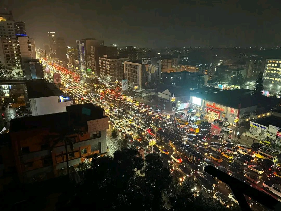 xavier_tuba's tweet photo. Kinshasa, tokomi nabiso komesana 😥
Embouteillage oyo 🤦🏾‍♂️ https://t.co/DzYb84YD7Z