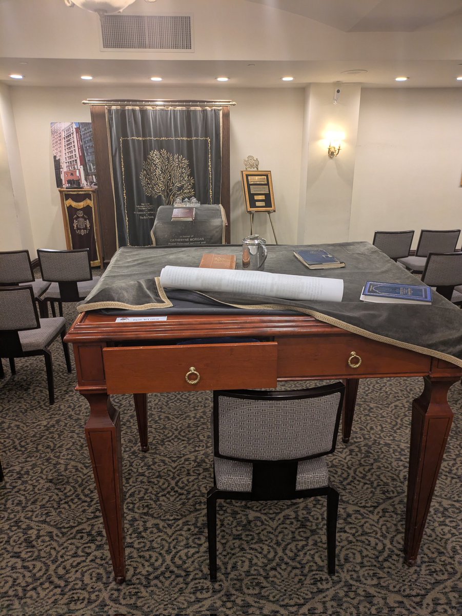 PaliHistory's tweet image. We did it!
There I was, at chabad headquarters. I went to the sanctuary. Prayed shema, amidah, no one there.
I was told the rabbi would be there at 4:15. Nah. I'm not waiting, I'm Palestinian
So we found the mitzvah tank. Outside is the rabbi, "I know his father-in-law very…