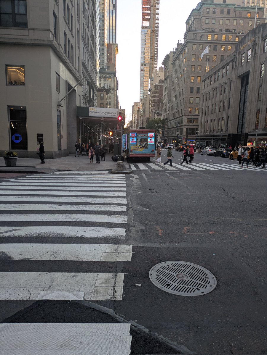 PaliHistory's tweet image. We did it!
There I was, at chabad headquarters. I went to the sanctuary. Prayed shema, amidah, no one there.
I was told the rabbi would be there at 4:15. Nah. I'm not waiting, I'm Palestinian
So we found the mitzvah tank. Outside is the rabbi, "I know his father-in-law very…