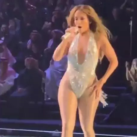Jennifer Lopez’in Riyad’daki “konser”inden sonra Kâbe'nin dijital görüntüsü önünde şarkıcı ve dansçıların, “performans” sergilemesi, 1204 yılında Haçlı ordularının Ayasofya’da dansöz oynatması gibi bir işgal operasyonudur ama Diyanet’ten çıt çıkmadı!
yenicaggazetesi.com.tr/amerikan-islam…