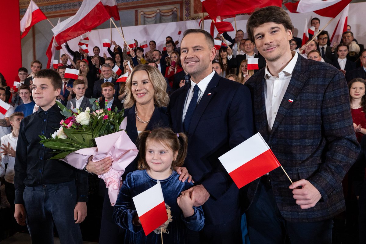 PolakzPol's tweet image. Brakuje 58000 obserwacji do 100000 dla @NawrockiKn Kto pomoże zdobyć? Podaj dalej wpis i daj serduszko dla zasięgu ✌️🇵🇱