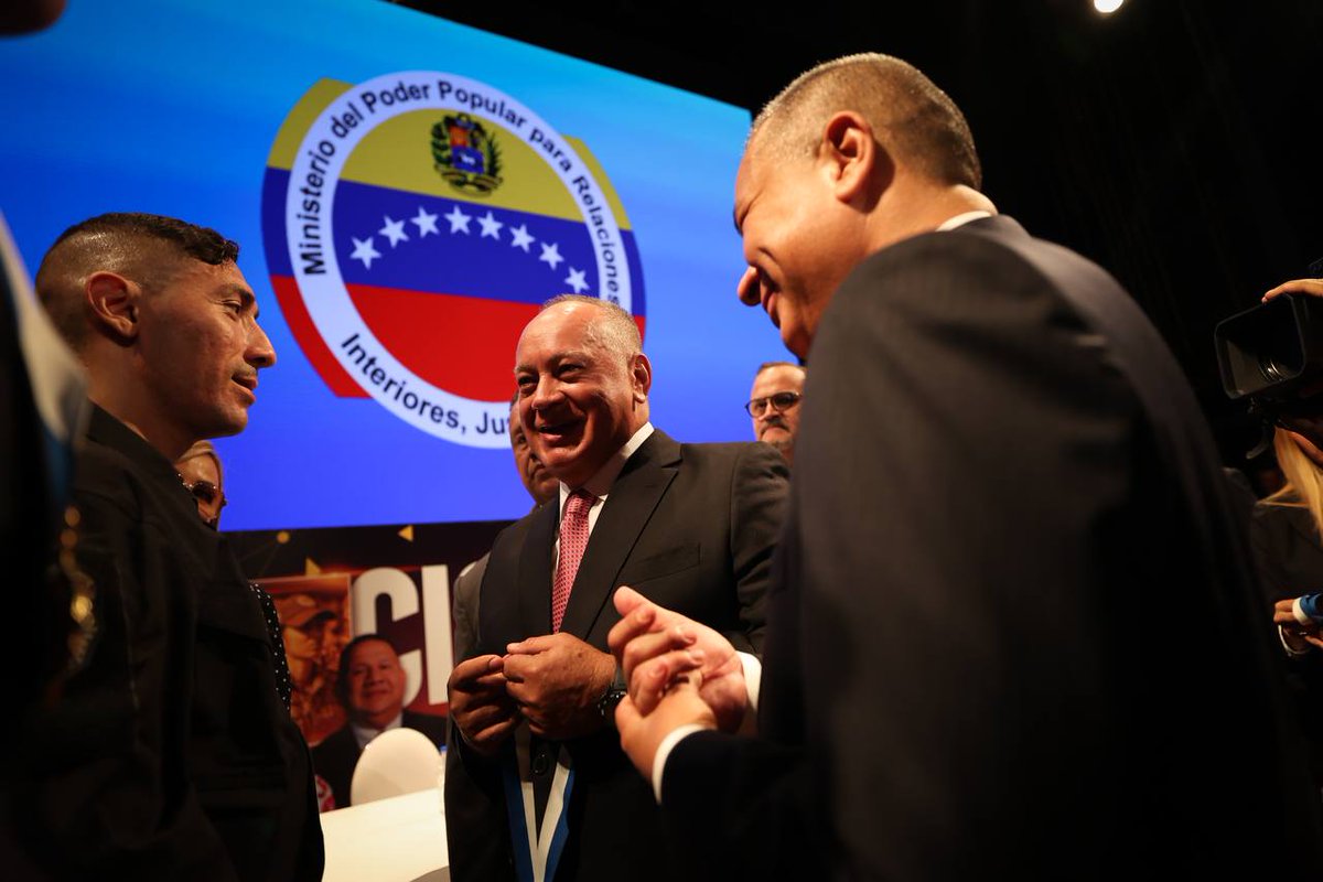 #GringosVáyanseAlCarajo | El vicepresidente sectorial para Política, Seguridad Ciudadana y Paz, Diosdado Cabello Rondón (<a href="/dcabellor/">Diosdado Cabello R</a>), acompañó este martes el ascenso de 2.853 funcionarios del Cuerpo de Investigaciones Científicas Penales y Criminalísticas al grado inmediato
