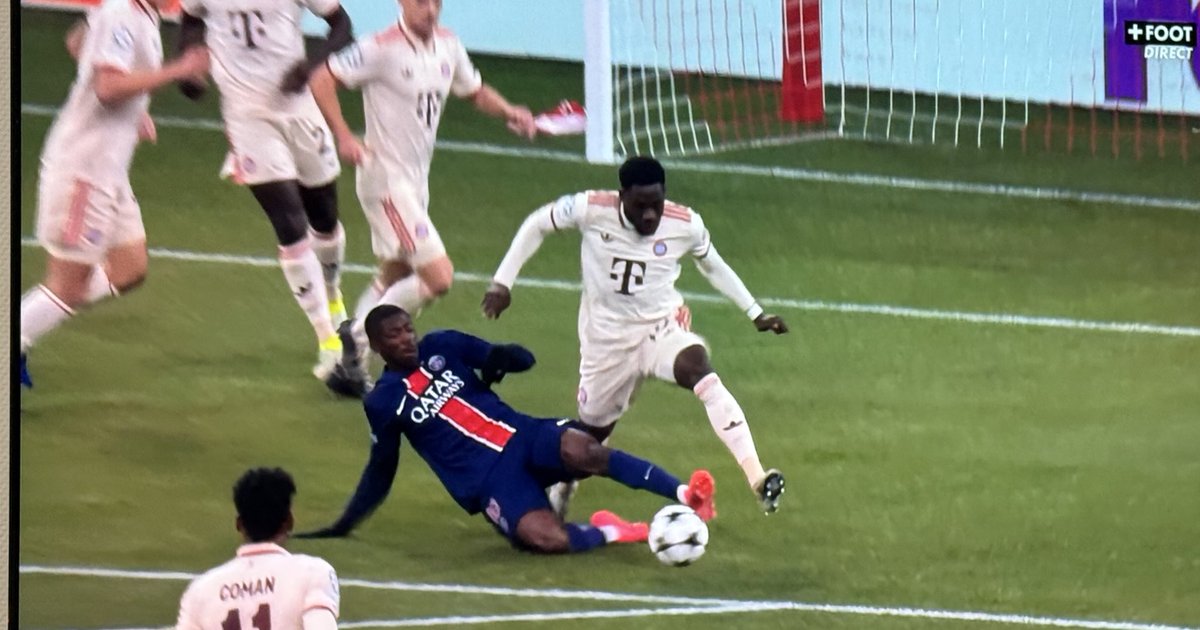 À gauche ca veut casser la cheville sans jouer le ballon, pas de rouge et même pas de jaune.❌

 À droite Dembélé joue le ballon, sanction deuxième jaune et carton rouge.✅

FUXX XXX !!!!!!