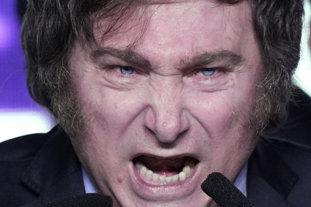 #Argentina: Milei, un presidente colérico
A pocas semanas de cumplir su primer año de mandato, el ultraderechista Javier Milei recibe una cadena de críticas negativas a su gestión, mientras  adopta medidas que revelan un modelo económico inviable.  En bit.ly/49coz5e