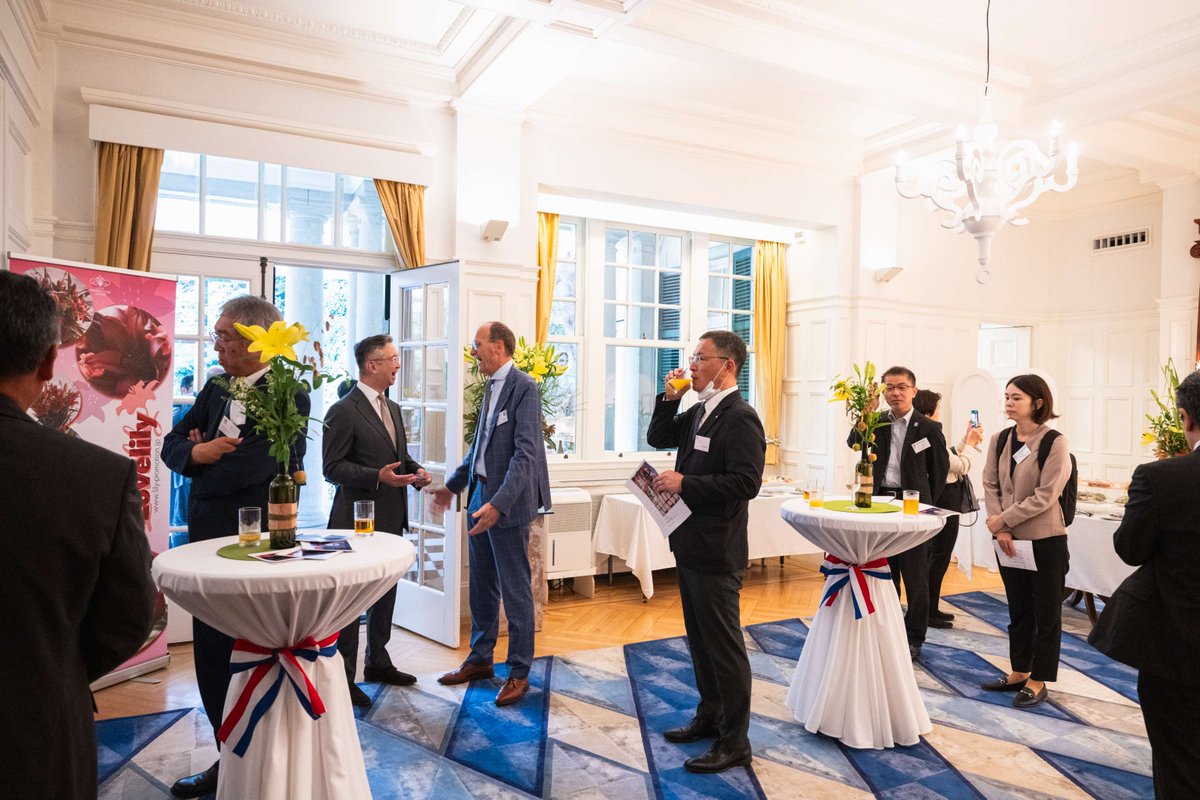 先頃オランダ大使公邸に日蘭の花卉関係者を招き、ロブ・アンダーソン全権公使主催「リリープロモーションジャパン2025/26テーマカラー発表式」が開催されました。2025/26のテーマカラーは明るくエネルギーに溢れる太陽の輝きの色「黄色」。お勧め6品種が発表されました。

bit.ly/4i4kWCg