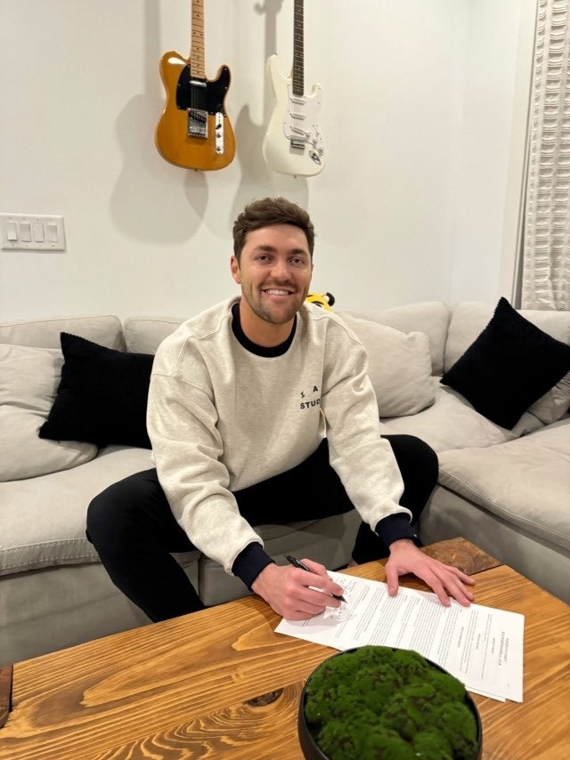 KIA 타이거즈가 27일 외국인 투수 제임스 네일(James Naile. 1993년생)과 총액 180만 달러(계약금 40만, 연봉 120만, 옵션 20만 달러)에 재계약을 완료했다.