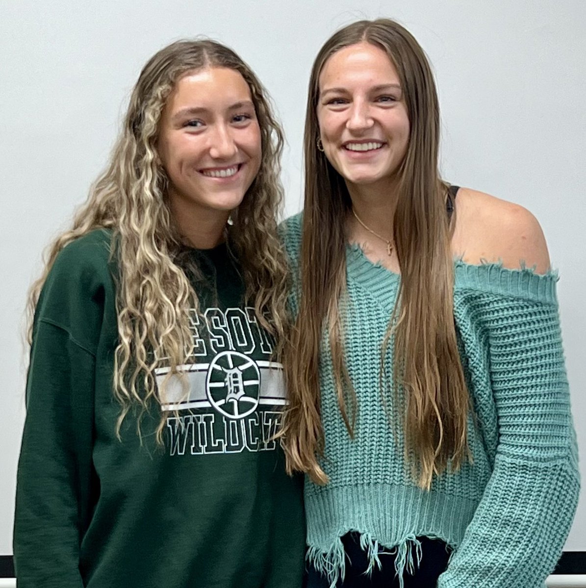 Sunflower Smack Show (@sunflowersmack) on Twitter photo 🏀🎙️TEAM PREVIEW🎙️🏀
Our next ‘24-‘25 <a href="/KSHSAA/">KSHSAA</a> GBB Team Preview‼️<a href="/UnitedKSConf/">UKC</a>
<a href="/DeSotoLadyHoops/">Wildcat Basketball</a> 💚🖤
Coach <a href="/CoachRobie232/">Ryan Robie</a> & Players <a href="/makenzie_farmer/">Makenzie Farmer</a> & <a href="/quinncarp20/">Quinn Carpenter</a> ‼️
Have a listen‼️<a href="/DeSotoWildcats/">De Soto Wildcats</a>
🎙️➡️ on.soundcloud.com/UZUVQhiYWwv34o… 🏀🎙️TEAM PREVIEW🎙️🏀
Our next ‘24-‘25 <a href="/KSHSAA/">KSHSAA</a> GBB Team Preview‼️<a href="/UnitedKSConf/">UKC</a>
<a href="/DeSotoLadyHoops/">Wildcat Basketball</a> 💚🖤
Coach <a href="/CoachRobie232/">Ryan Robie</a> & Players <a href="/makenzie_farmer/">Makenzie Farmer</a> & <a href="/quinncarp20/">Quinn Carpenter</a> ‼️
Have a listen‼️<a href="/DeSotoWildcats/">De Soto Wildcats</a>
🎙️➡️ on.soundcloud.com/UZUVQhiYWwv34o…
