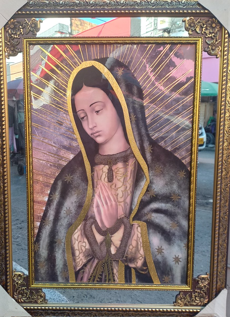 ✝️ Dios te salve, María, 
llena eres de gracia;
el Señor es contigo.
Bendita Tú eres 
entre todas las mujeres,
y bendito es el fruto de tu vientre, Jesús. 

Santa María, Madre de Dios,
ruega por nosotros, pecadores,
ahora y en la hora de nuestra muerte. Amén 🙏