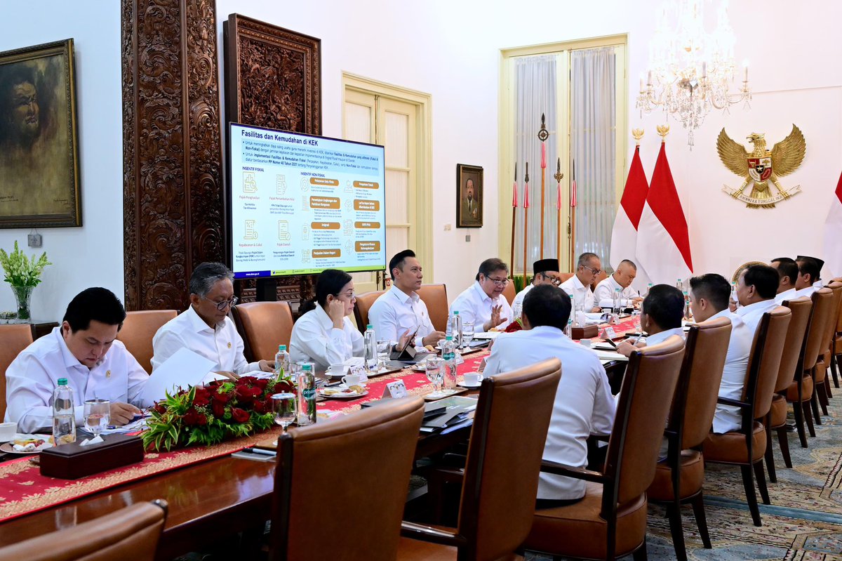 Rapat Terbatas Kabinet Merah Putih dengan Bapak Presiden Jenderal TNI (Purn) Prabowo Subianto. Rapat pertama terkait ketahanan pangan, lalu rapat kedua membahas Kawasan Ekonomi Khusus (KEK) dan percepatan Proyek Strategis Nasional (PSN).

Bapak Presiden menyampaikan untuk