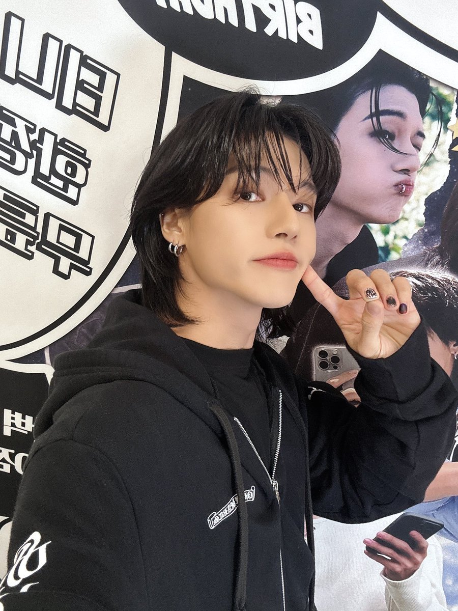 [📷] All about 우영🎂 YouTube LIVE Behind Photo

선물처럼 찾아온 최강 깜고 우영이🐈‍⬛
어두운 밤에도 밝게 빛나는 별처럼
언제나 티니 곁에 있을게요⭐️

#ATEEZ #에이티즈 #WOOYOUNG #우영
#우영이의_탄생으로_눈부신_오늘
#ShiningWooyoungDay