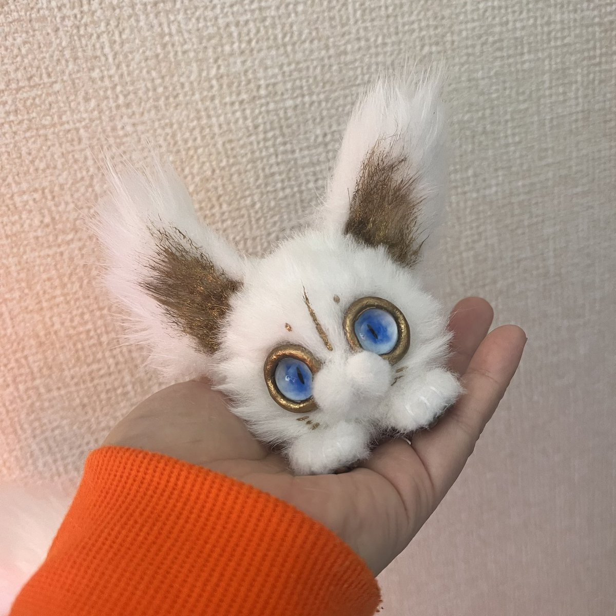 abcmixmix's tweet photo. 白いエジプにゃん完成したので今から軒先で撮影してから通販分として出品します✨️

 #アートドール  #幻獣 https://t.co/niKGtSBTyR