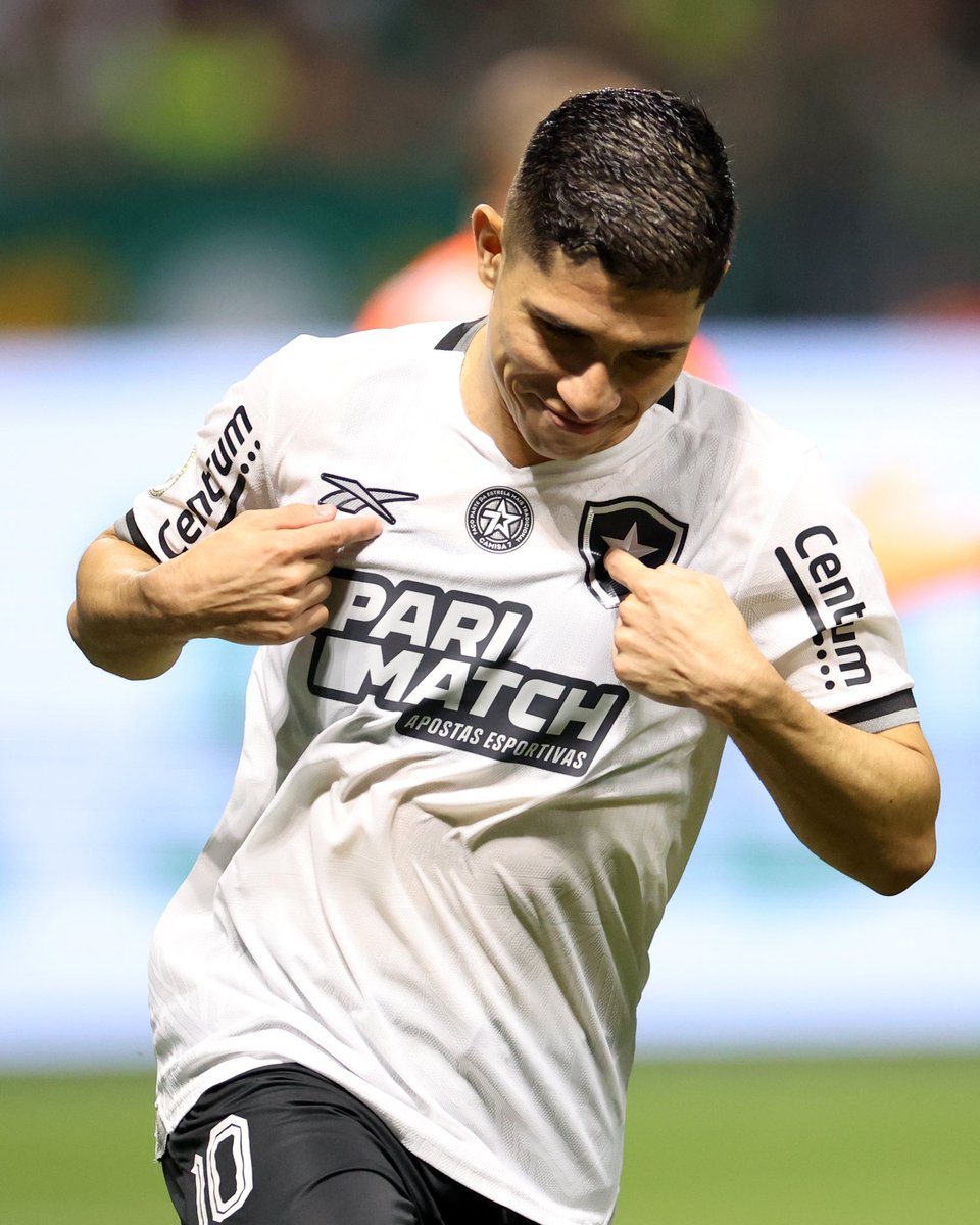 🇻🇪 Decisivo.

Crucial; capaz de decidir, de resolver. Aquele que determina o vencedor numa disputa ou campeonato. Corajoso; que expressa uma decisão, geralmente impondo-a: comportamento decisivo.

Etimologia (origem da palavra decisivo). Do francês décisif; pelo latim decisivus.