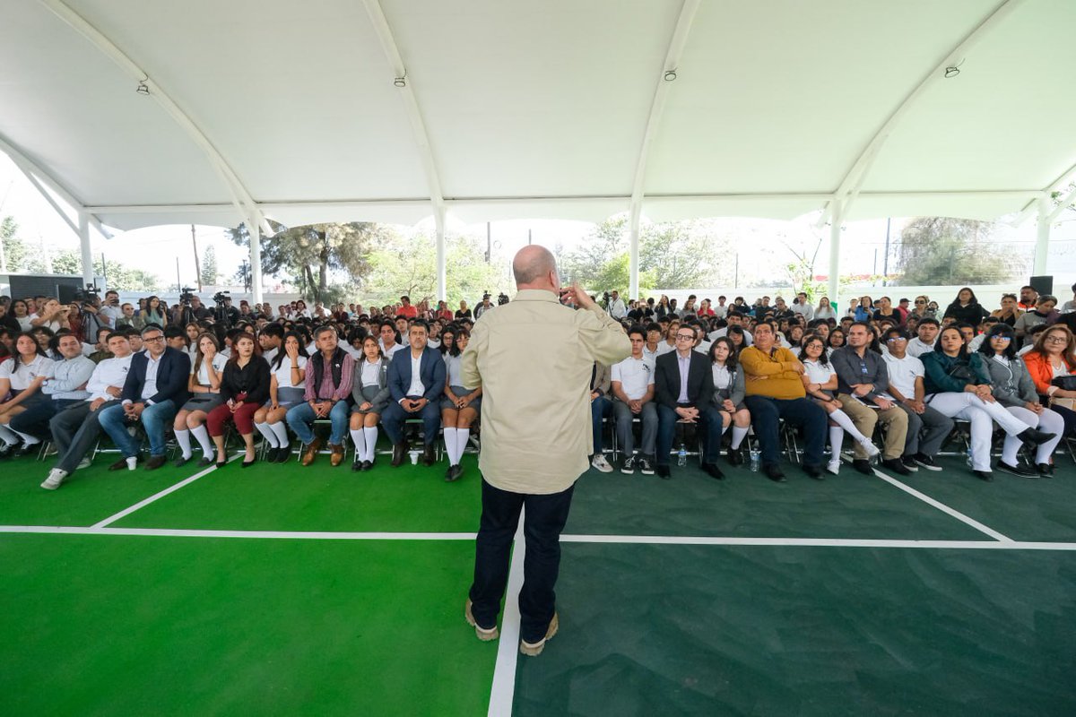 EnriqueAlfaroR's tweet photo. Con una inversión de casi 105 mdp, entregamos la ampliación y renovación completa del CECyTEJ Chulavista, en Tlajomulco, que será el Tecnológico más grande de Jalisco y el mejor ejemplo de cómo creemos que debe ser la educación pública: con espacios de primera.

Este lugar forma parte de Jalisco Tech Hub Act, la apuesta por la formación del talento para el futuro, para que las y los jóvenes tengan mejores oportunidades y así detonar el desarrollo con justicia de este municipio que históricamente estuvo en el olvido de los gobiernos de antes.

Este plantel se suma al del Tomatlán que acabamos de entregar y a los que quedarán listos en unos días más en Tepetitlán y San Juan de los Lagos para consolidar a Jalisco como el hub tecnológico y de innovación más importante de Latinoamérica.

A @DavidZamoraB y a todo el equipo de la SIOP, así como a todas las mujeres y hombres que han acompañado esta ruta a lo largo de estos seis años, de corazón, muchas Gracias. Valió la pena luchar juntos para tener el mejor sistema de educación tecnológica de todo México.