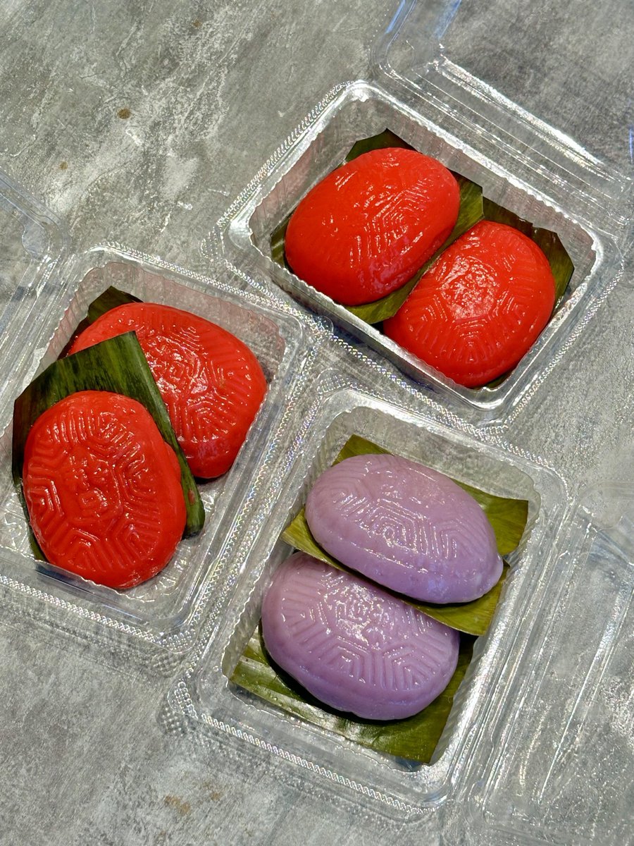 dvcdfccc's tweet image. Very delicious...very delicious!! I like the one with red bean paste filling! The filling looks like green bean cake...my friend likes the one with peanuts...taro paste is also delicious