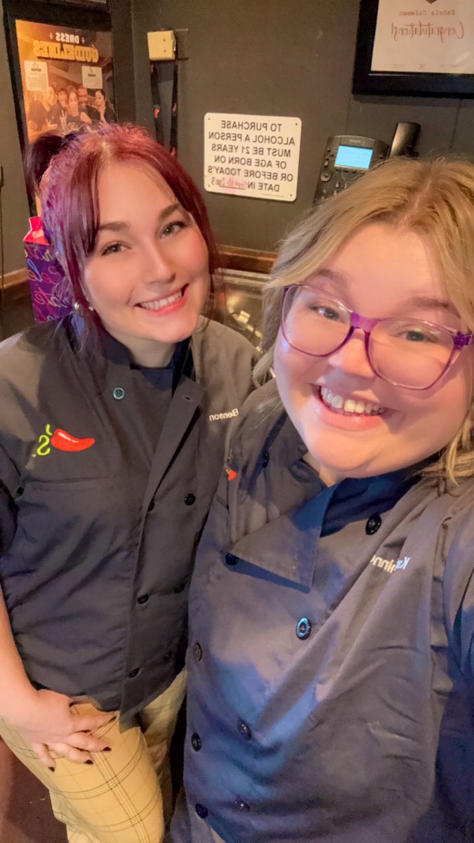 Kayla23_24's tweet photo. Hello World! I’m so excited to be a new manager with Chilis! I cannot wait to see where this journey takes me! Also congratulations @ChloeyBenson! We made it!😁
Massive thank you to Myra, Chance, Rikki and Devry at Chilis Quail for the top notch training! 
#chilihead #chilislove https://t.co/uMLxJvAJ5Q