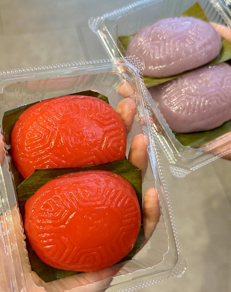 dvcdfccc's tweet image. Very delicious...very delicious!! I like the one with red bean paste filling! The filling looks like green bean cake...my friend likes the one with peanuts...taro paste is also delicious