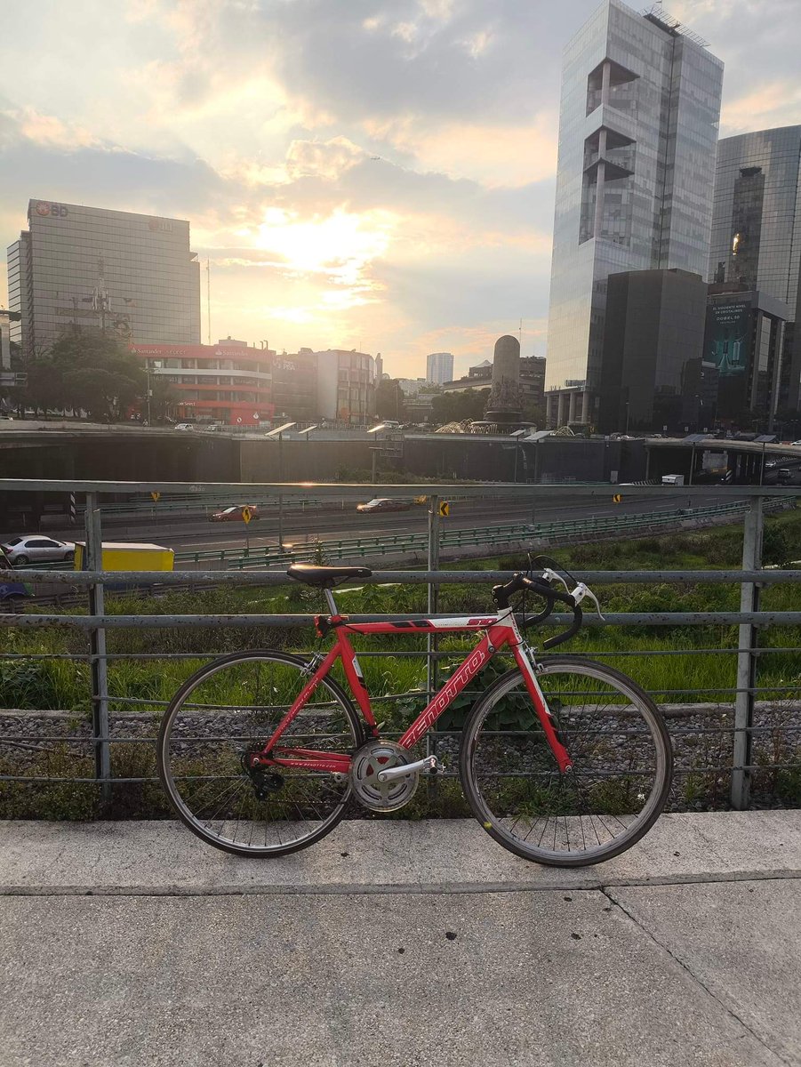 icio768's tweet photo. 📛bici robada banda 📛
por si la ven, se la robsron afuera del aurrera de mariano escobedo, enlugar de cinta de manillar tiene una camara y ambas llantas cara blanca 

@BicireporteraDF
@Bicitekas
@BlindarMH
@AtencionBMH

#bicirobada #porsilaven https://t.co/UTnPcnqcXw