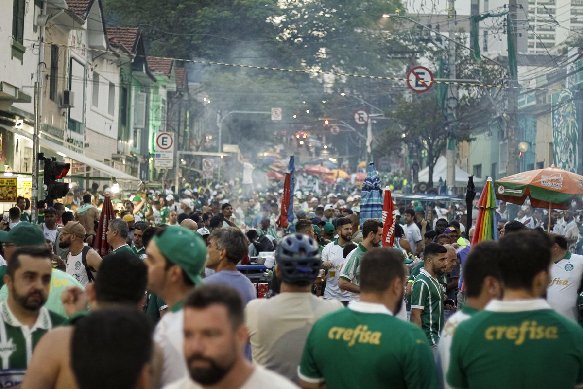 Todos os caminhos levam à Rua Palestra Itália nesta terça-feira.

📸 Vinicius Nunes/Agência F8/Gazeta Press