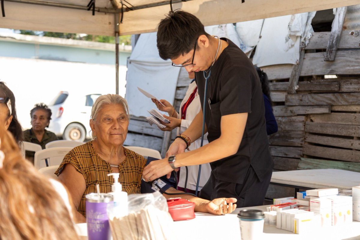 ReynosaGobierno's tweet photo. El @DIF_Reynosatm entregó resultados de la campaña “Cuidemos Tu Salud” en la colonia Satélite, donde vecinos recibieron servicios médicos gratuitos. 🩺

Con el respaldo del alcalde @carlospenaortiz, se sigue trabajando por el bienestar de las familias. #ReynosaImparable https://t.co/zZ0ybuVzGf