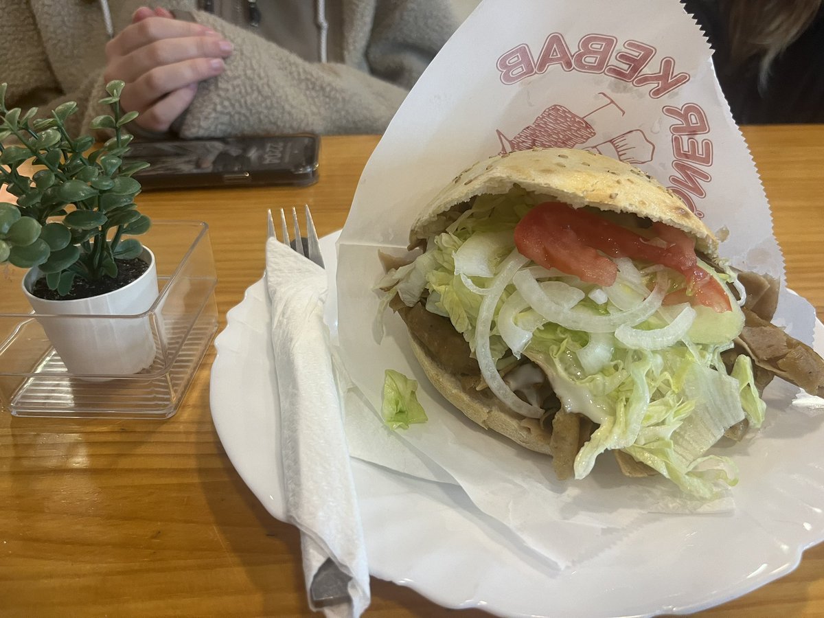 glossypop065's tweet photo. KEBAB AJWA KING OLIVA DUEÑO ADRIAN SERRULLA (Oliva)
Local: fancy /10
Amigo: 5/10
Apariencia Kebab: 7/10
Precio Kebab: 9/10
Sabor Kebab: 8/10
Pan Kebab: 8/10
Carne Kebab: 7/10
Salsa: 6.5/10
Orden Productos: 6/10
Overall: 7.1/10
Ubi: https://t.co/nwCzXbT6Tk https://t.co/mOgLq3i5XC