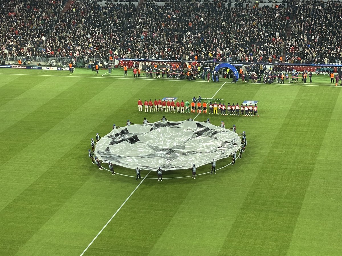 markus_warmuth's tweet photo. holiday season way of dealing with post game parking garage backup! Go FCB! @FCBayern https://t.co/SNml20mhpW