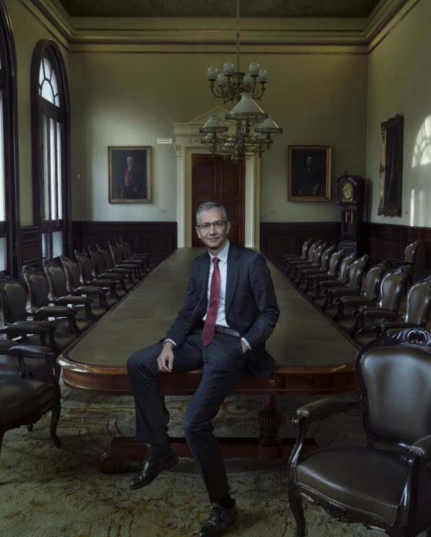 pabbouu's tweet photo. Annie Leibovitz retrató también al anterior Gobernador del BdE, sumando su retrato al de los reyes.

El suyo es el primer retrato a un Gobernador realizado por un artista extrajero, y el primero que es fotografía en lugar de pintura.

Un trabajo magnífico y cargado de simbolismo. https://t.co/9a6ud6GpLu