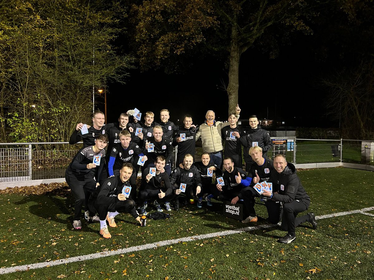 Dit is toch geweldig🙏👌 Vaste supporter van <a href="/fcsurhusterfean/">FC Surhústerfean</a> komt langs en iedereen krijgt een chocoladeletter; ‘Omdat we elke week zo van jullie genieten’ 
Daar doe jet het toch voor🔵🟠 #meerdaneenclub #prachtig