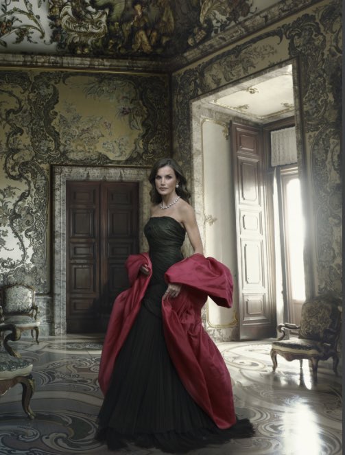 pabbouu's tweet photo. Leibovitz es una gran conocedora de la tradición pictórica de los retratos reales, y la ha plamado a la perfección en una fotografía que es casi pintura. 

No son dos fotografías. Son un díptico. Una obra maestra.

https://t.co/nqN30tAike https://t.co/jpXoSMOaf5