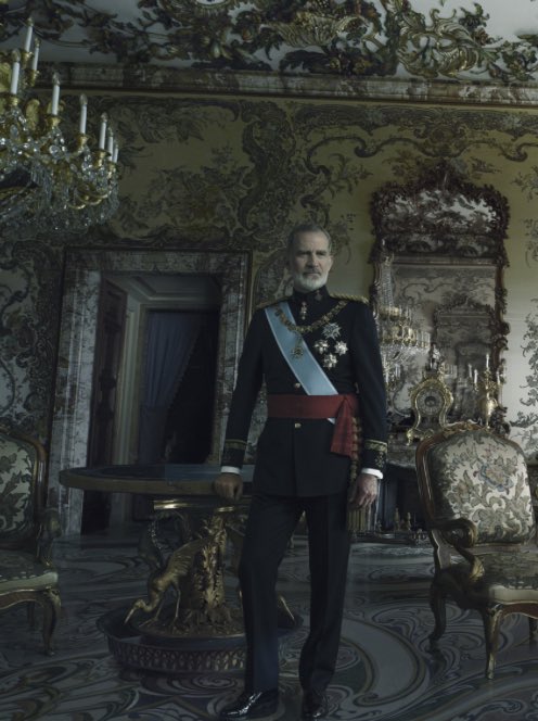 pabbouu's tweet photo. Leibovitz es una gran conocedora de la tradición pictórica de los retratos reales, y la ha plamado a la perfección en una fotografía que es casi pintura. 

No son dos fotografías. Son un díptico. Una obra maestra.

https://t.co/nqN30tAike https://t.co/jpXoSMOaf5
