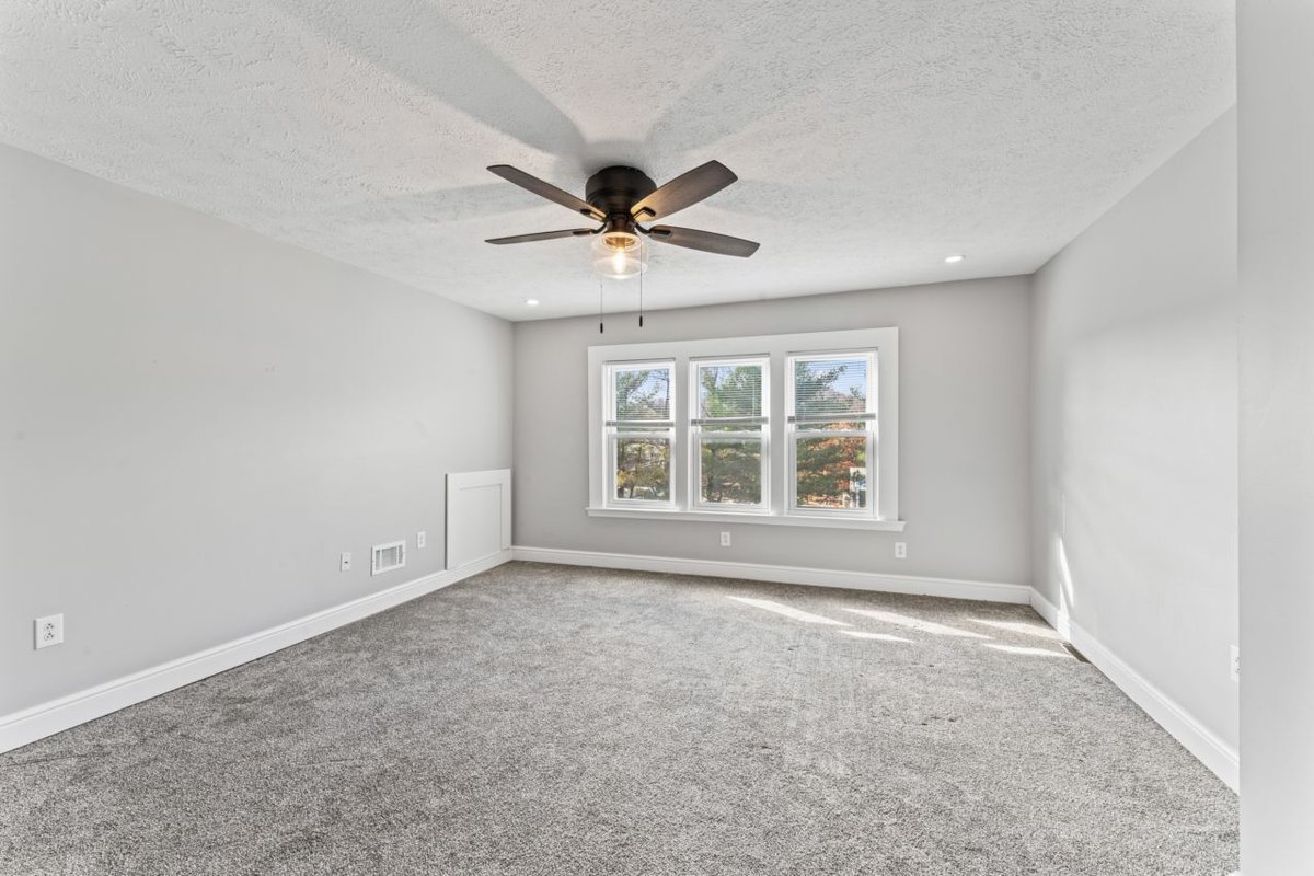hommati227's tweet photo. 🏡🤩 Prepare to be captivated by the blend of character and modern updates that make this home truly one-of-a-kind!
📍532 Park Rd, Ambridge, PA 15003
View at: https://t.co/bkPF2sb9XL

Listed by: Megan Laughlin
📸 by: @Hommati227

#newlisting #newlistingalert #justlisted... https://t.co/teZcsBkpFv