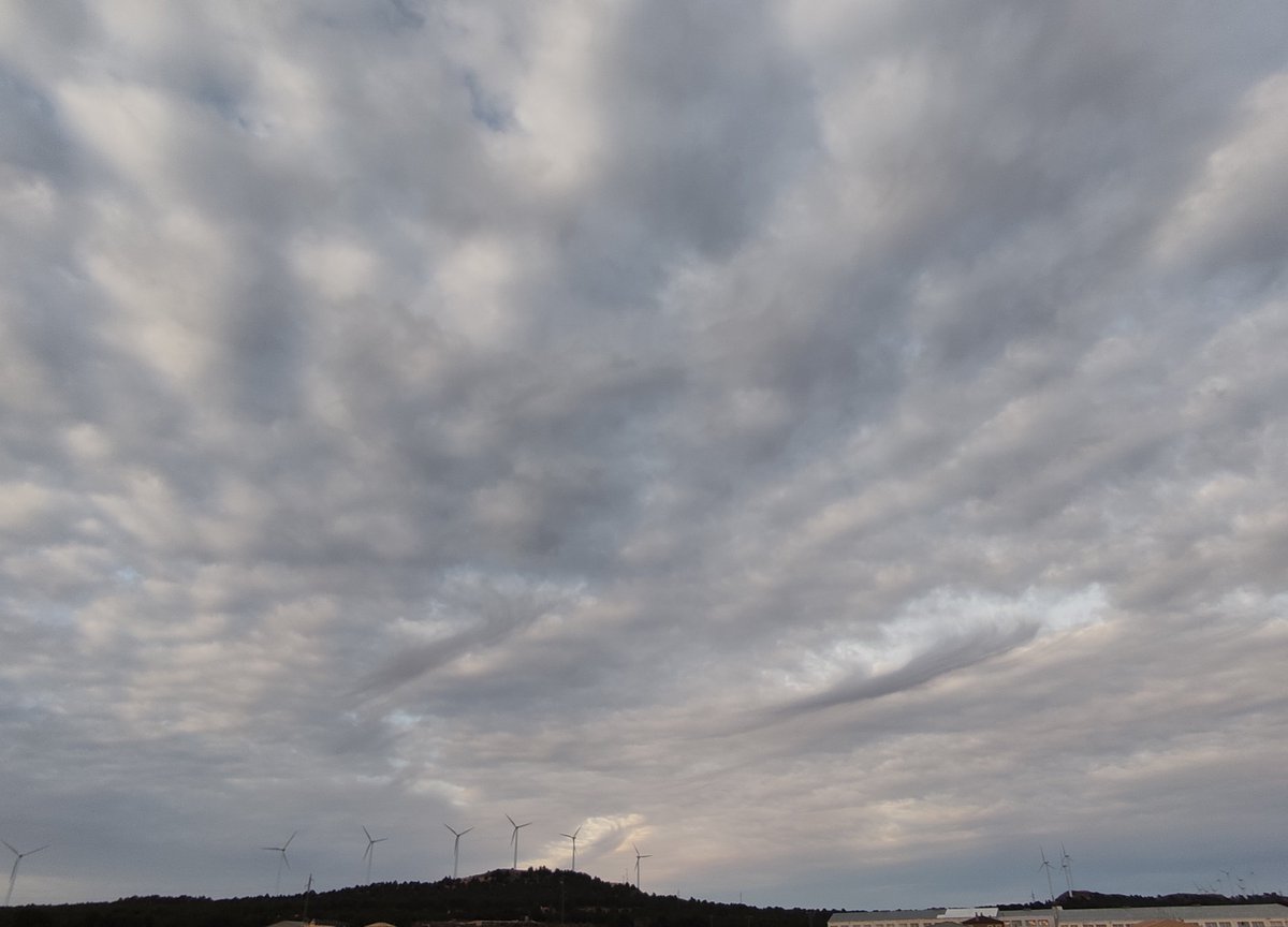 MarisaDG_'s tweet photo. Tarde con... nubes agujero? 🌥️,🌥️ Pozohondo (AB) 
@ecazatormentas 
@ElTiempoCMM @AEMET_CLaMancha https://t.co/4guxUPJJnj