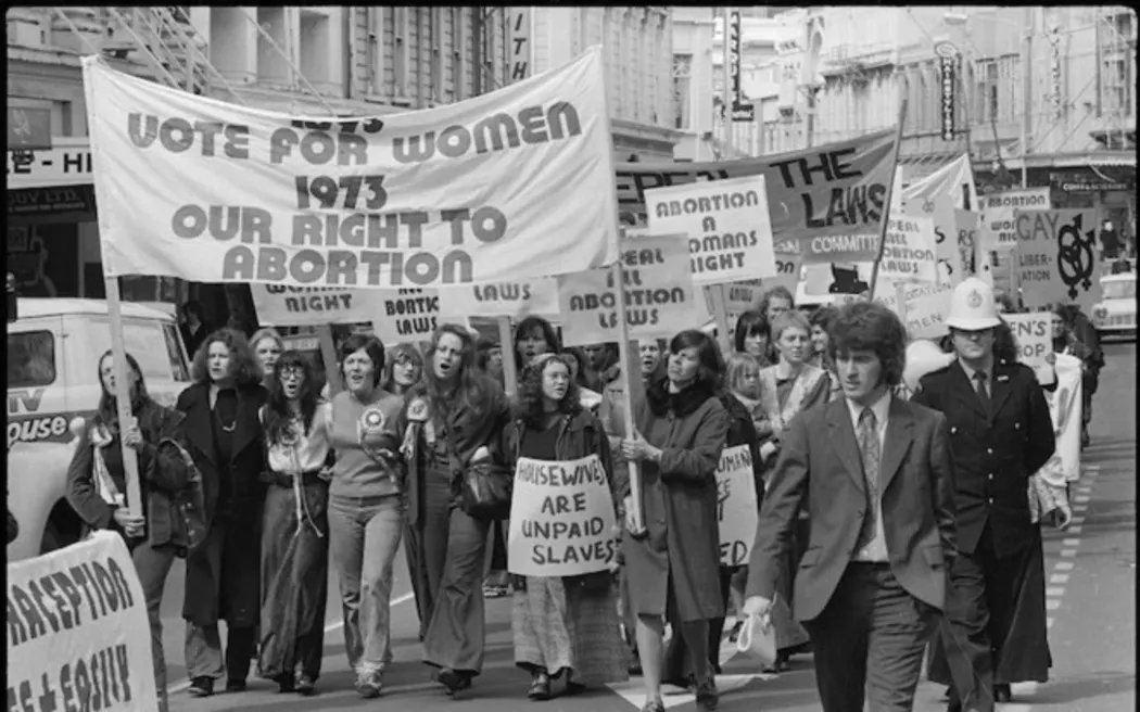 StephenClarkeNZ's tweet image. Q: Who ya going to call to talk about the history of NZ's first abortion clinic in 1974? 

A: Award-winning historian of women's history in Aotearoa with expertise in abortion/♀️medical health history  —  Barbara Brookes. #Herstory

Nope, Nine to Noon calls Jock. 🤦‍♂️ #mansplaining