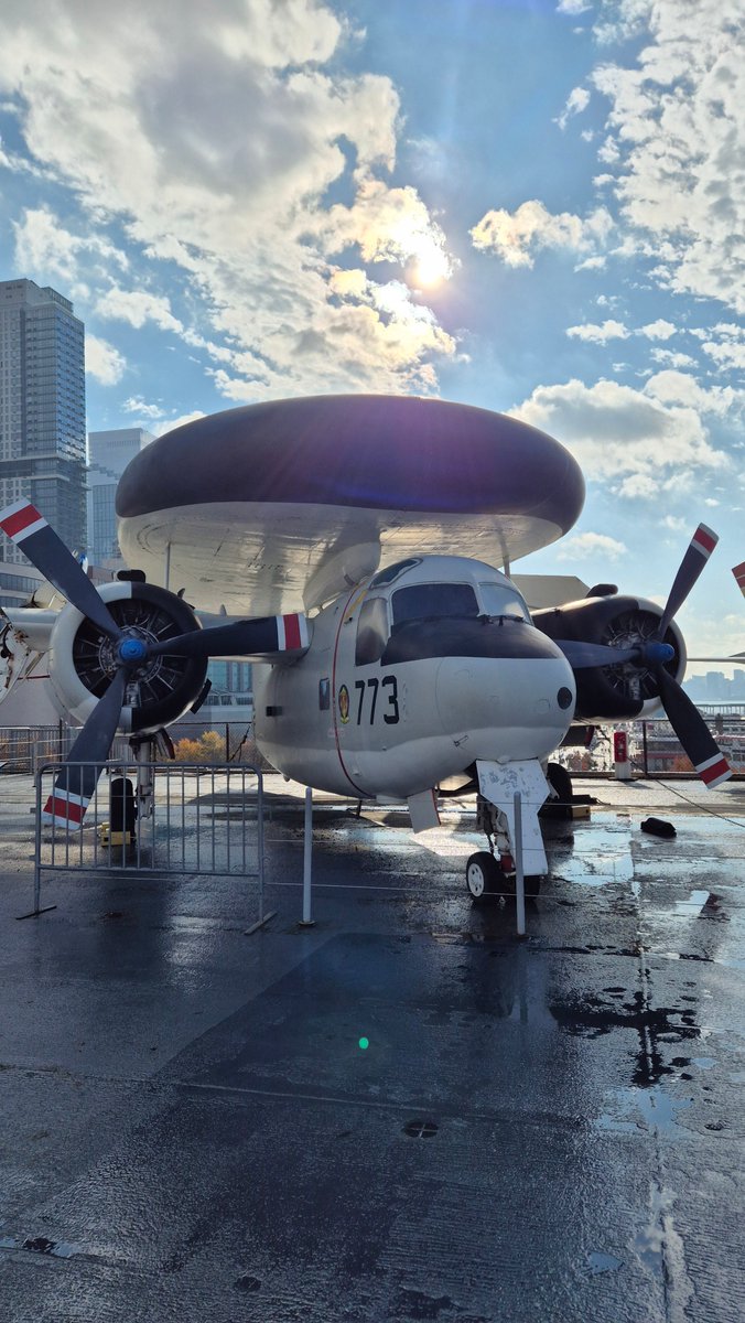 Jatosint's tweet photo. Other aircraft include:
-Lockheed A-12 Oxcart (high-speed, high-altitude reconnaissance aircraft built for the CIA)
-Grumman A-6 Intruder
-Grumman (WF-2) E-1B Tracer
-McDonnell Douglas F-4 Phantom II
#USSIntrepid https://t.co/pPi1xZ5LbZ