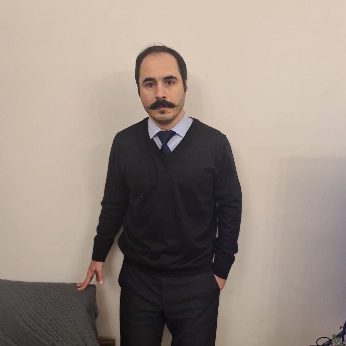 HosseinRonaghi's tweet photo. آمدم، نگذاشتید. با لب‌های دوخته به شکل دیگری ادامه خواهم داد.

کیانوش شریف و ایران‌دوست بود و تن به ذلت نداد. چون عده‌ای، خود و شرافتش را نفروخت. ایستاد و با جانش فریاد زد؛ راهی که من ادامه‌اش خواهم داد. 

ممانعت از تحصن به‌جای بازداشت، روش برخورد حکومت است. هر چند در ظاهر، جمهوری اسلامی مرا در بازداشت نگه نمی‌دارد تا برای بی‌اعتبار کردن و تخریب بهانه دست سایبری‌های خود بدهد؛ اما مسئله این است که «جمهوری اسلامی، نمی‌خواهد مسئولیت مرگ یا هر اتفاقی در مورد یک چهره‌ی سیاسی که لب‌های خود را به‌خاطر اعتراض سیاسی دوخته، بر گردنش باشد.» چه در بازداشت و چه خارج از زندان، مسئولیت هر اتفاقی که با لب‌های دوخته برای من بیفتد، بر دوش حکومت جمهوری اسلامی خواهد بود.

علیه حیله‌های شما خواهم ایستاد. حتی اگر اجازه ندهید از در خانه خارج شوم، لب‌های من دوخته باقی خواهد ماند تا خواسته‌های کیانوش یعنی آزادی نسرین شاکرمی، فاطمه سپهری، آرشام رضایی و توماج صالحی محقق شود. 

عقب نمی‌کشم.

پاینده ایران
#کیانوش_سنجری