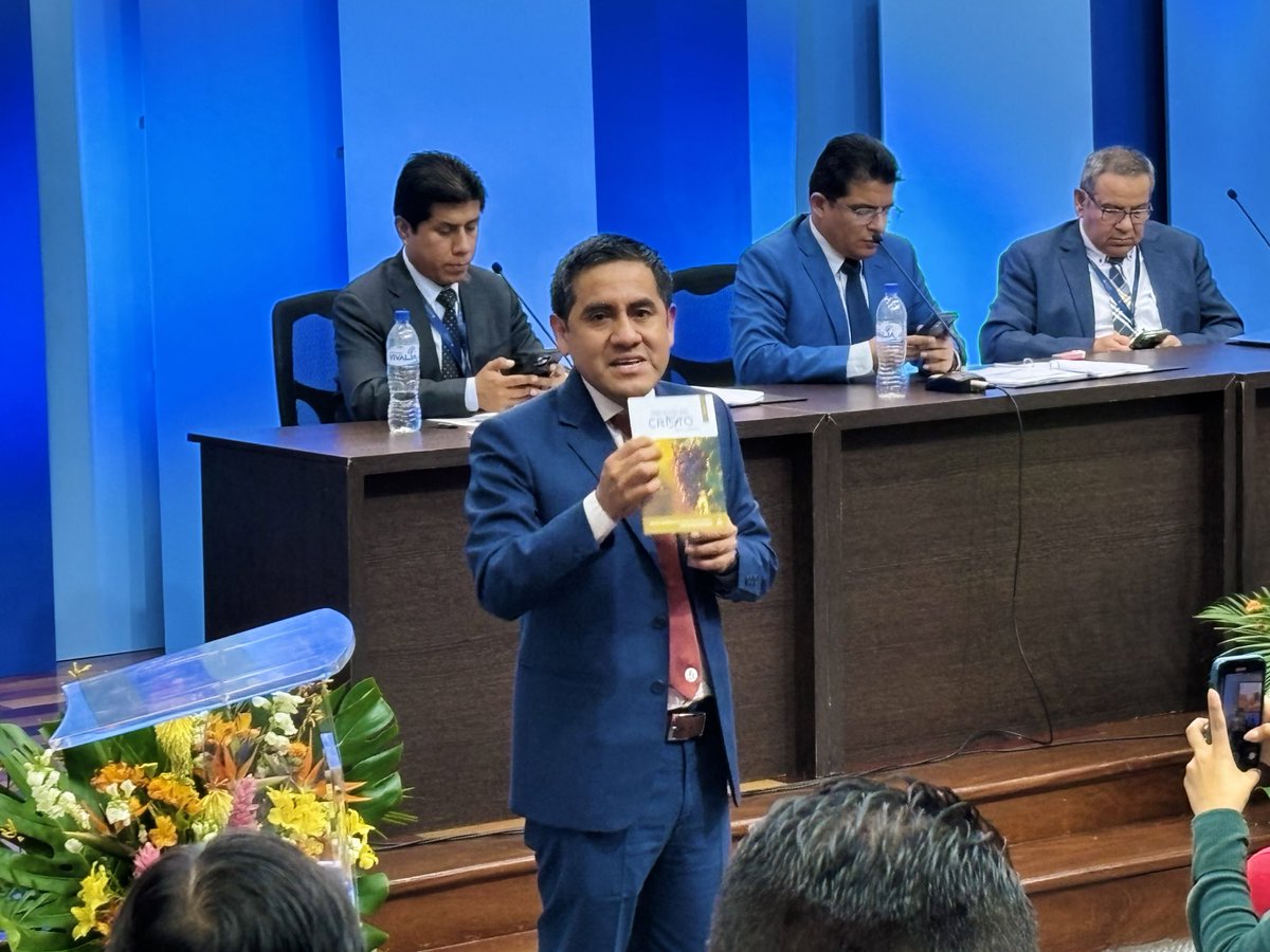 AdventistasUPN's tweet photo. Pr. David Chilón, líder de Mayordomía, presenta la Jornada de Reavivamiento Espiritual para consolidar las 28 creencias y el hábito de comunión con Dios. Además, la LES Creciendo en Cristo para los nuevos conversos reforzará el estilo de vida adventista. 📘🙏 #ConcilioAnualUPN 🇵🇪 https://t.co/MxAgyaToOE
