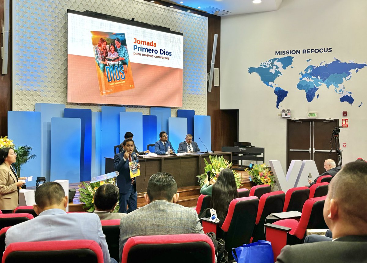 AdventistasUPN's tweet photo. Pr. David Chilón, líder de Mayordomía, presenta la Jornada de Reavivamiento Espiritual para consolidar las 28 creencias y el hábito de comunión con Dios. Además, la LES Creciendo en Cristo para los nuevos conversos reforzará el estilo de vida adventista. 📘🙏 #ConcilioAnualUPN 🇵🇪 https://t.co/MxAgyaToOE