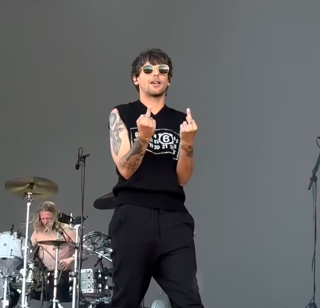 otblouis's tweet photo. Zouis🖕 https://t.co/q8ONb5XaAg